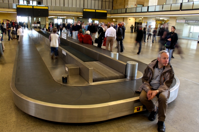 Le tapis à bagages immobile ne supporte plus de valises mais des touristes.