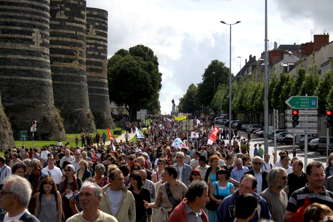 Le cortège devant le château d'Angers