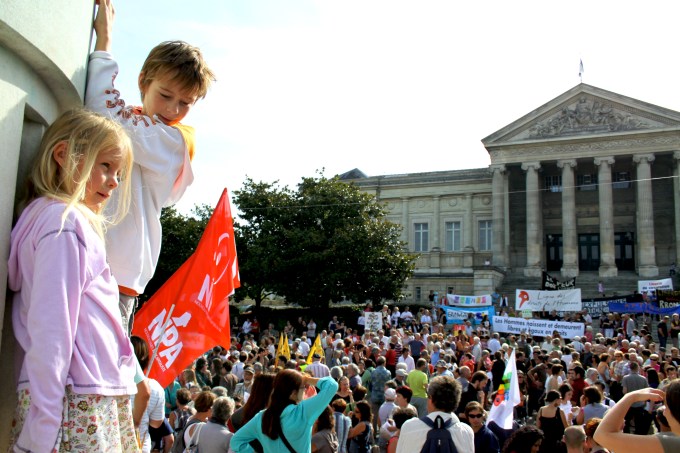 gamins sur la statue