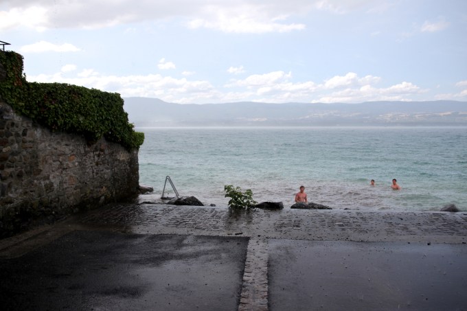 Le lac Léman depuis Nernier, sous une pluie d'orage.